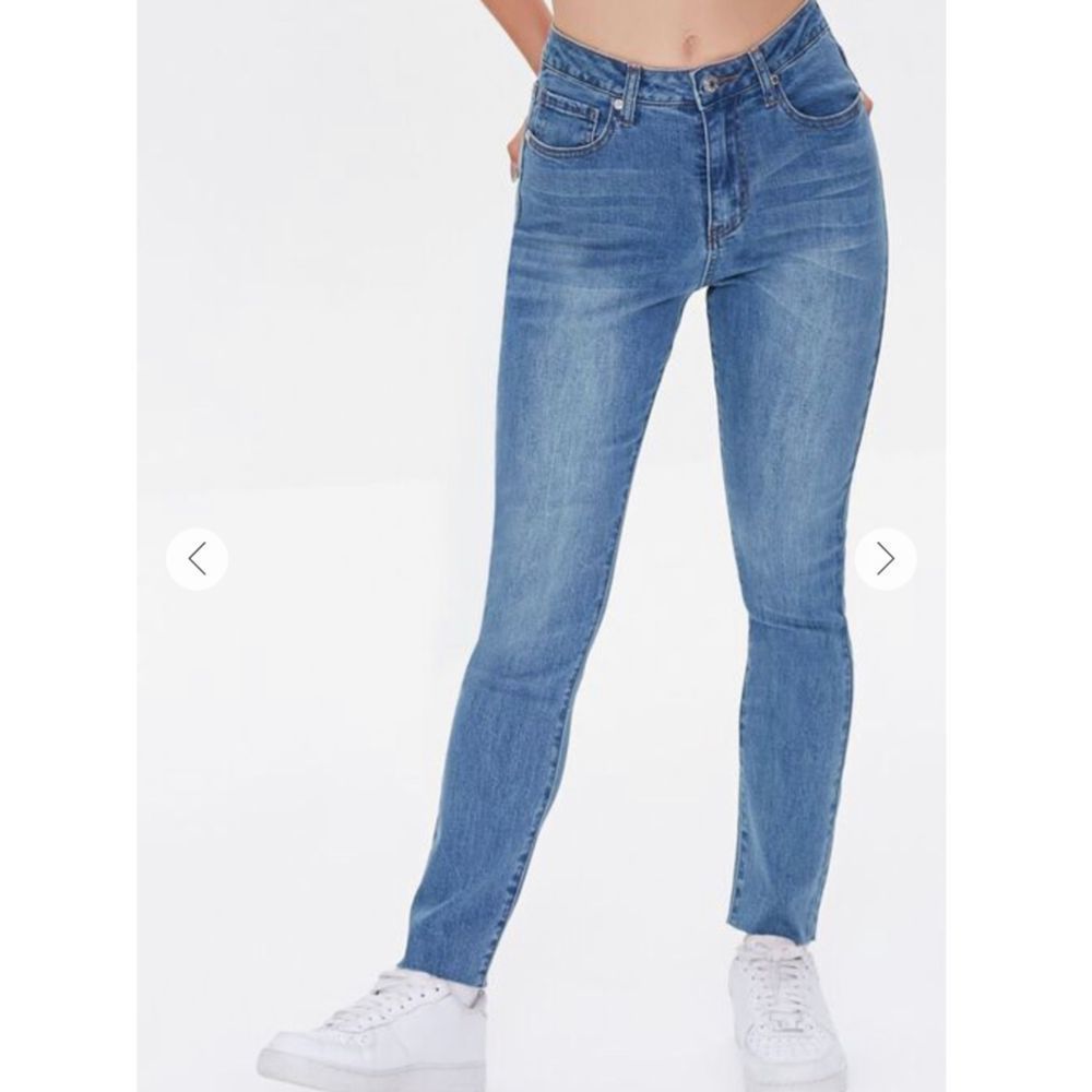 Forever 21 High-Rise Mom Relaxed Fit Jeans in Women size 24